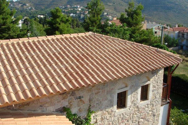 Στέγη με κίτρινα κεραμίδια στο Διόνυσο Αττικής
