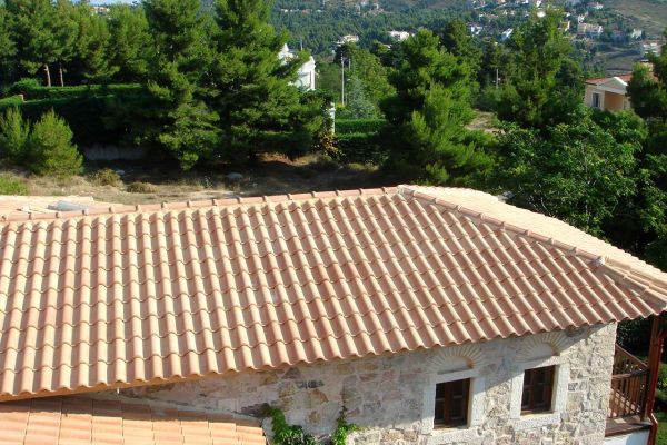 Στέγη με κίτρινα κεραμίδια στο Διόνυσο Αττικής