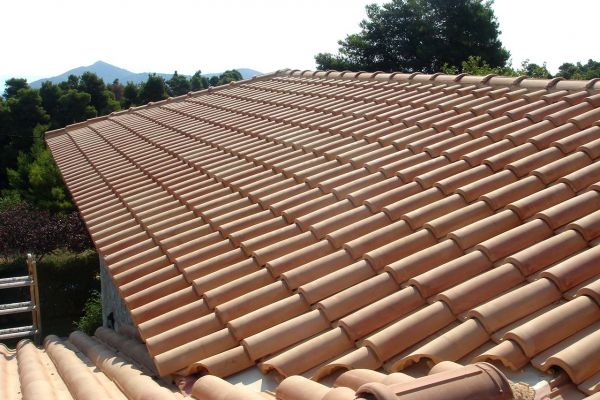 Στέγη με κίτρινα κεραμίδια στο Διόνυσο Αττικής