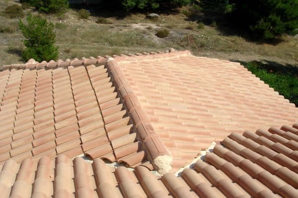 Στέγη με κίτρινα κεραμίδια στο Διόνυσο Αττικής