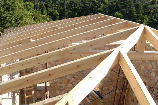 Εμφανής στέγη με σύνθετη ξυλεία στο Βαρνάβα Αττικής