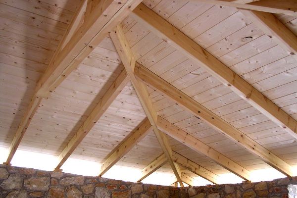 Εμφανής στέγη με σύνθετη ξυλεία στο Βαρνάβα Αττικής