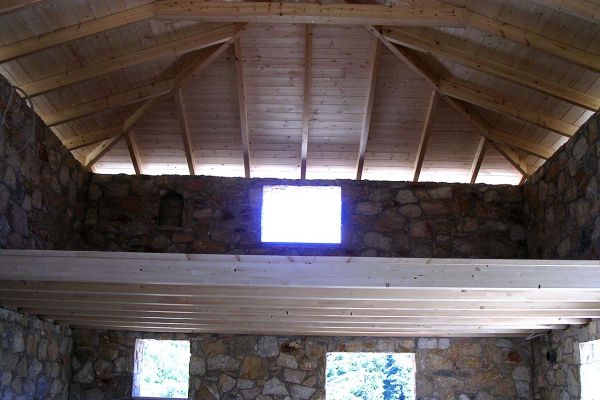 Εμφανής στέγη με σύνθετη ξυλεία στο Βαρνάβα Αττικής