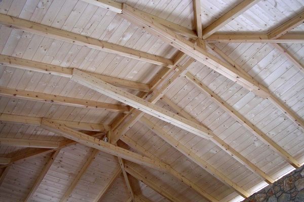 Εμφανής στέγη με σύνθετη ξυλεία στο Βαρνάβα Αττικής