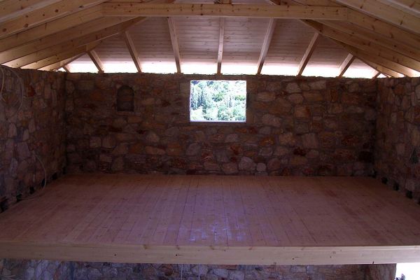 Εμφανής στέγη με σύνθετη ξυλεία στο Βαρνάβα Αττικής