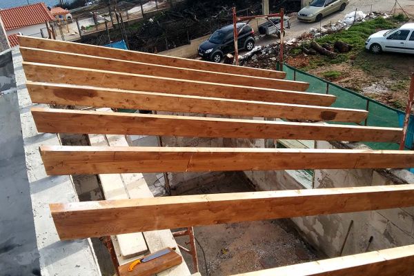 Εμφανής στέγη με σύνθετη ξυλεία στο Μάτι Αττικής
