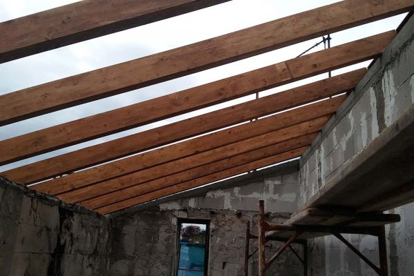 Εμφανής στέγη με σύνθετη ξυλεία στο Μάτι Αττικής