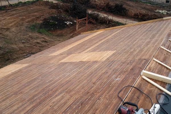 Εμφανής στέγη με σύνθετη ξυλεία στο Μάτι Αττικής