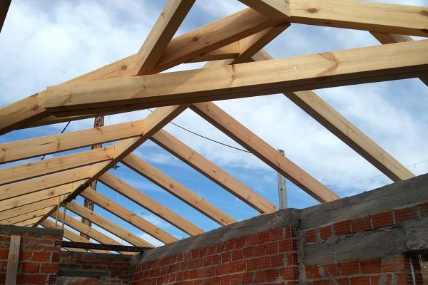 Εμφανής στέγη με πλανισμένη ξυλεία στο Λαύριο Αττικής