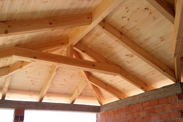 Εμφανής στέγη με πλανισμένη ξυλεία στο Λαύριο Αττικής