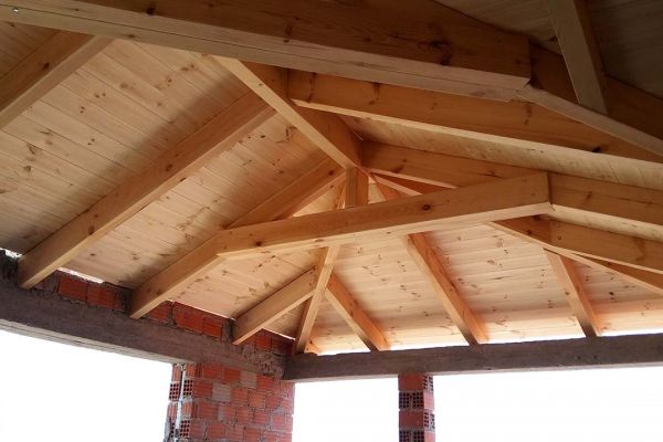 Εμφανής στέγη με πλανισμένη ξυλεία στο Λαύριο Αττικής