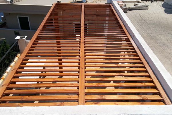 Πέργκολα με πλανισμένη ξυλεία πεύκου στο Λαύριο Αττικής