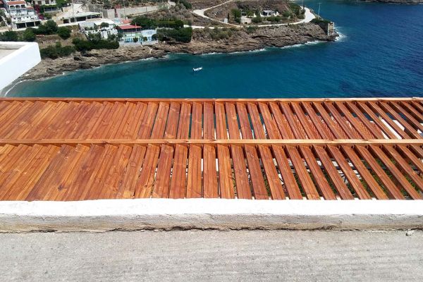 Πέργκολα με πλανισμένη ξυλεία πεύκου στο Λαύριο Αττικής