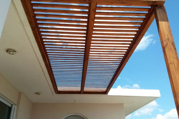 Πέργκολα με πλανισμένη ξυλεία πεύκου στο Λαύριο Αττικής