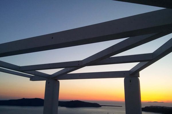 Πέργκολα με σύνθετη ξυλεία στη Καλντέρα της Σαντορίνης