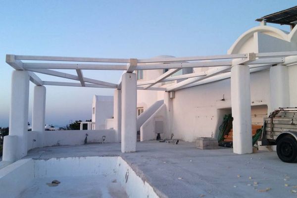Πέργκολα με σύνθετη ξυλεία στη Καλντέρα της Σαντορίνης