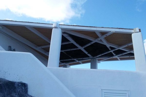 Πέργκολα με σύνθετη ξυλεία στη Καλντέρα της Σαντορίνης