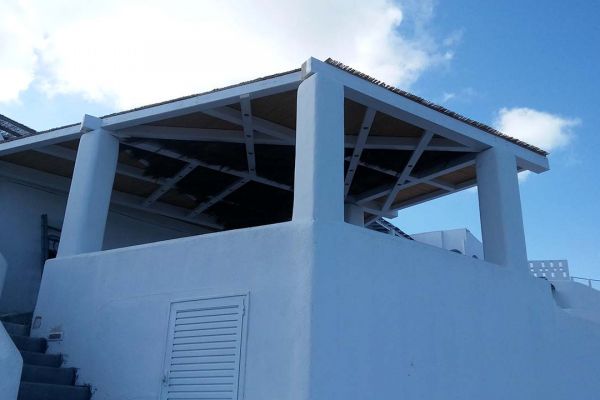 Πέργκολα με σύνθετη ξυλεία στη Καλντέρα της Σαντορίνης