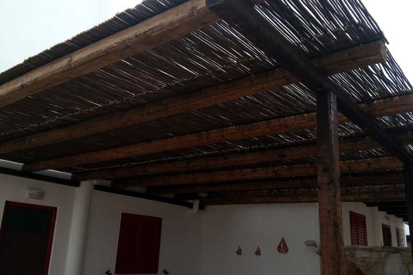 Πέργκολα με πελεκητή ξυλεία, τράβα και καλάμι λυγαριάς στο Σούνιο Αττικής