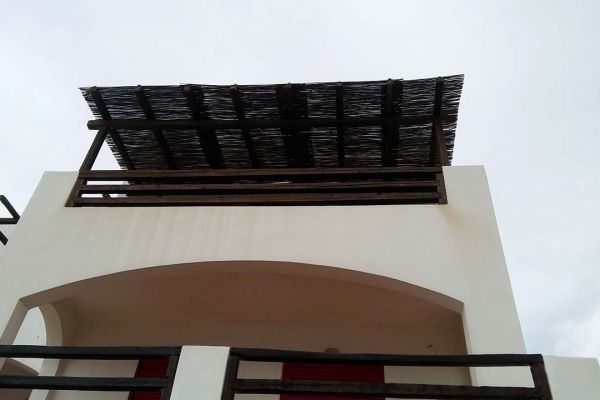 Πέργκολα με πελεκητή ξυλεία, τράβα και καλάμι λυγαριάς στο Σούνιο Αττικής