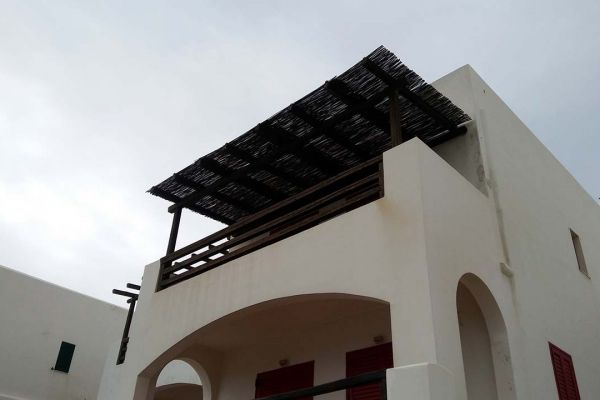 Πέργκολα με πελεκητή ξυλεία, τράβα και καλάμι λυγαριάς στο Σούνιο Αττικής