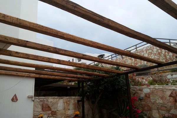 Πέργκολα με πελεκητή ξυλεία, τράβα και καλάμι λυγαριάς στο Σούνιο Αττικής