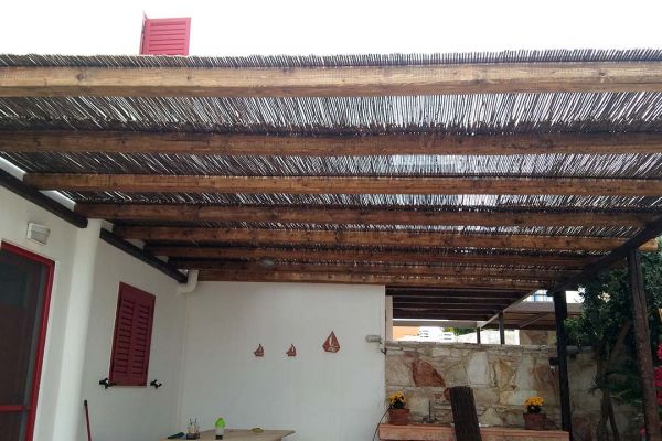 Πέργκολα με πελεκητή ξυλεία, τράβα και καλάμι λυγαριάς στο Σούνιο Αττικής