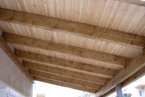 Εμφανή σκέπαστρα με πλανισμένη ξυλεία στο Μαρούσι Αττικής