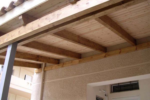 Εμφανή σκέπαστρα με πλανισμένη ξυλεία στο Μαρούσι Αττικής