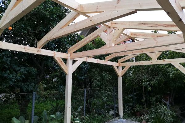 Εμφανές σκέπαστρο με πλανισμένη ξυλεία πεύκου στο Κάλαμο Αττικής