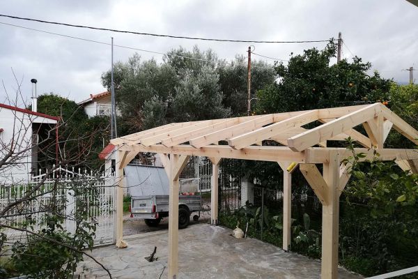 Εμφανές σκέπαστρο με πλανισμένη ξυλεία πεύκου στο Κάλαμο Αττικής