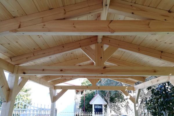 Εμφανές σκέπαστρο με πλανισμένη ξυλεία πεύκου στο Κάλαμο Αττικής