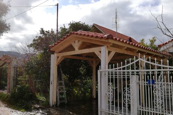 Εμφανές σκέπαστρο με πλανισμένη ξυλεία πεύκου στο Κάλαμο Αττικής