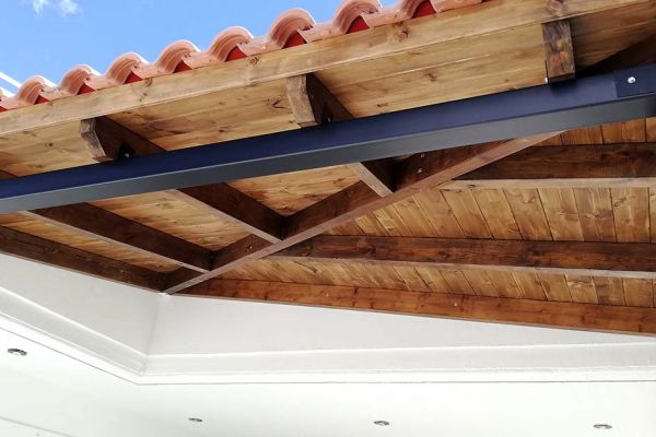 Εμφανές σκέπαστρο με πλανισμένη ξυλεία πεύκου στον Υμηττό Αττικής