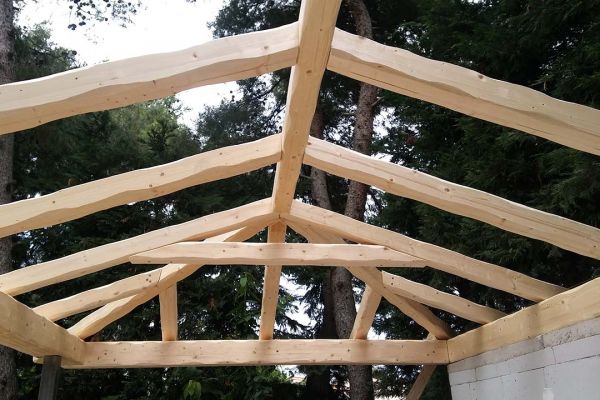 Εμφανές σκέπαστρο με σύνθετη ξυλεία στο Διόνυσο Αττικής