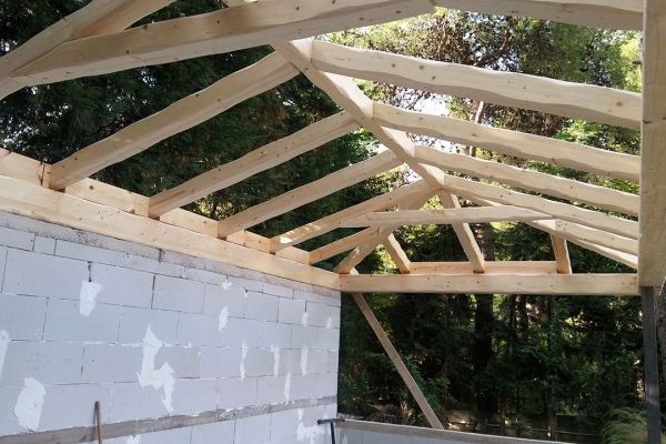 Εμφανές σκέπαστρο με σύνθετη ξυλεία στο Διόνυσο Αττικής