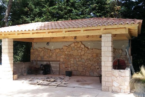 Εμφανές σκέπαστρο με σύνθετη ξυλεία στο Διόνυσο Αττικής