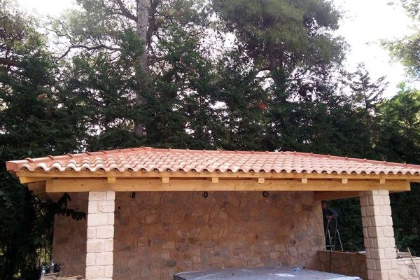 Εμφανές σκέπαστρο με σύνθετη ξυλεία στο Διόνυσο Αττικής