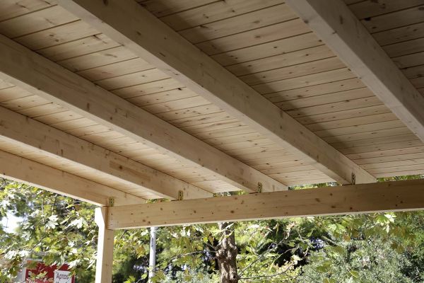 Εμφανές σκέπαστρο με σύνθετη ξυλεία στο Μαρούσι Αττικής