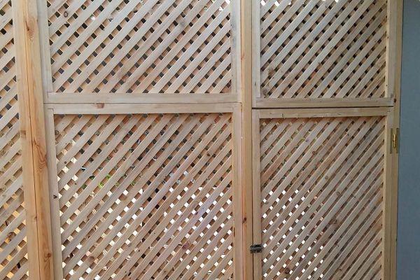 Καφασωτά με πλανισμένη ξυλεία πεύκου στα Δικαστικά Αττικής