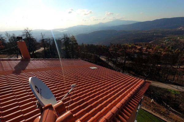 Σκεπή με επισμαλτομένα κόκκινα κεραμίδια στην Ιπποκράτειος Πολιτεία