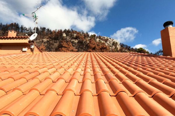 Σκεπή με επισμαλτομένα κόκκινα κεραμίδια στην Ιπποκράτειος Πολιτεία