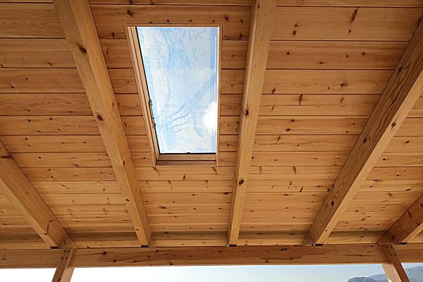 Εμφανή σκέπαστρο με πλανισμένη ξυλεία και παράθυρο στην Ιπποκράτειος Πολιτεία