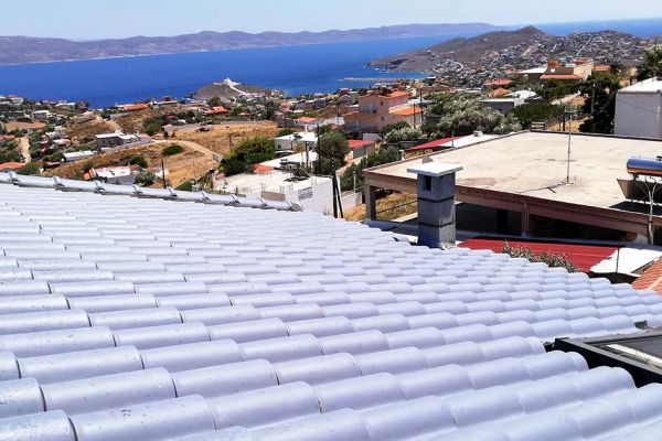 Στέγη με μαύρα κεραμίδια στο Λαύριο Αττικής