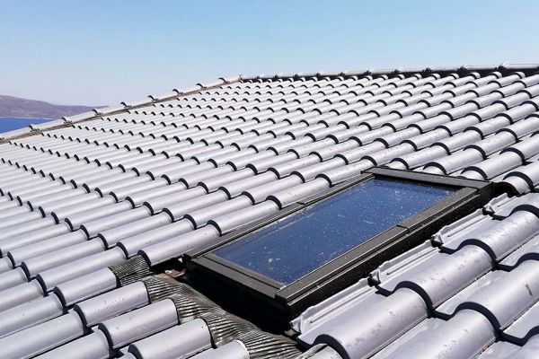 Στέγη με μαύρα κεραμίδια στο Λαύριο Αττικής