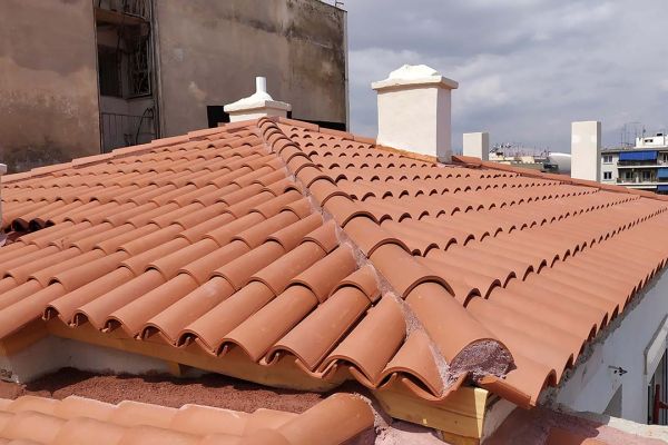 Σκεπή με κόκκινο βυζαντινό κεραμίδι σε διατηρητέο κτίριο στην  Αθήνα