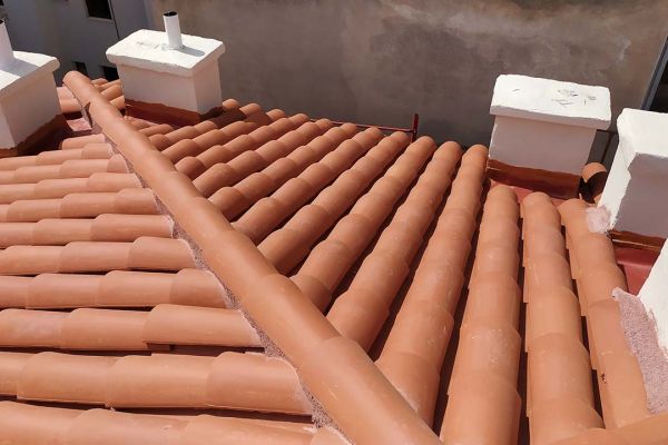 Σκεπή με κόκκινο βυζαντινό κεραμίδι σε διατηρητέο κτίριο στην  Αθήνα