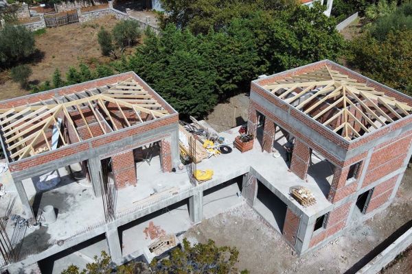 Εμφανής στέγη με κόκκινο επισμαλτομένο κεραμίδι στο Σκάλωμα Ναυπάκτου