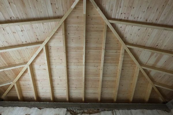 Εμφανής στέγη με κόκκινο κεραμίδι στη Νέα Φιλαδέλφεια Αττικής