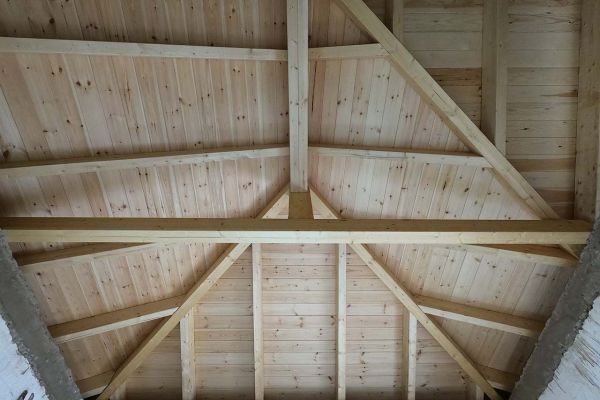 Εμφανής στέγη με κόκκινο κεραμίδι στη Νέα Φιλαδέλφεια Αττικής